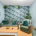 Mega Flat Near Arndale City Centre
